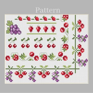 Könnte beinhalten: Ein Kreuzstichmuster mit Reihen und Clustern aus roten Kirschen, violetten Trauben und roten Beeren mit grünen Blättern auf einem weißen Rasterhintergrund. Das Wort Pattern ist oben in der Mitte in Hellgrau auf das Design gedruckt.