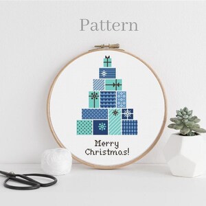 Kruissteekpatroon blauwe kerstboom, handborduurpatroon kerstornament
