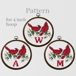 Kardinal Ornament Kreuzstich Stickmuster, Initial Ornament Stickmuster für den 10 cm Stickrahmen, Monogramm Ornament