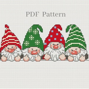 Può includere: Quattro gnomi con cappelli rossi, verdi e bianchi sono allineati. Lo gnomo a sinistra ha un piccolo albero di Natale verde accanto a lui. Lo gnomo a destra ha una scatola regalo rossa e blu accanto a lui. Gli gnomi sorridono tutti e hanno barbe bianche. Il testo "PDF Pattern" è in cima all'immagine.