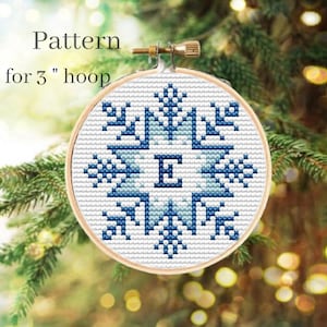 Patrón de punto de cruz con adorno inicial y gráfico del alfabeto, adorno de monograma con gráfico ABC, letras de monograma navideñas, adorno de copo de nieve