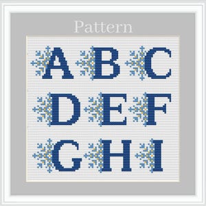 Può includere: Schema di punto croce con le lettere da A a I con disegni di fiocchi di neve in blu e giallo.