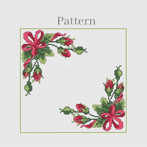 Puede incluir: Patrón de punto de cruz con rosas rojas, hojas verdes y lazos en las esquinas. La palabra "Pattern" está en la parte superior. El diseño está enmarcado con un borde verde fino sobre un fondo blanco.