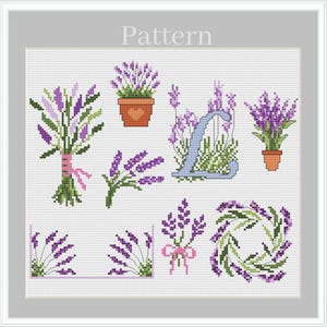 Könnte beinhalten: Ein Kreuzstichmuster mit Lavendelmotiven. Es zeigt Sträuße, Topfpflanzen, einen Kranz und den Buchstaben "L", alle mit Lavendel verziert. Das Wort "Pattern" steht oben.