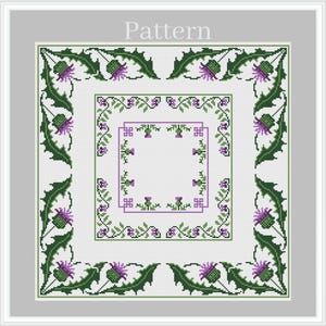 Könnte beinhalten: Ein Kreuzstichmuster mit einem quadratischen Rahmen, in dem sich ein kleineres Quadrat befindet. Der Rahmen ist mit einem sich wiederholenden Muster aus stilisierten Disteln mit grünen Blättern und violetten Blüten verziert. Der Text "Pattern" befindet sich oben im Bild.