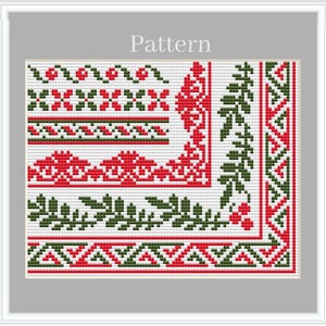 Könnte beinhalten: Ein Kreuzstichmuster mit einem festlichen Randdesign aus roten und grünen geometrischen Formen, Stechpalmenblättern und Beeren auf weißem Grund. Das Wort Pattern ist oben in der Mitte der gerahmten Darstellung in Weiß aufgedruckt.