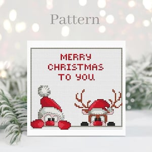 Peut inclure: Motif de point de croix avec le Père Noël et un renne, tous deux portant des chapeaux rouges. Le texte "MERRY CHRISTMAS TO YOU" est brodé en rouge. Le mot "Pattern" est en haut. Thème de vacances festives.