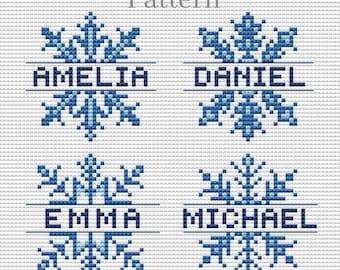 Puede incluir: Patrón de punto de cruz con cuatro copos de nieve con los nombres Amelia, Daniel, Emma y Michael escritos debajo de cada copo de nieve.