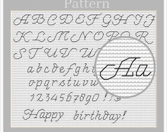 Puede incluir: Patrón de punto de cruz con alfabeto, números y puntuación en fuente negra estilizada. La palabra "Pattern" está en la parte superior. Un primer plano muestra la letra "Aa". La frase "Happy birthday!" está en la parte inferior.