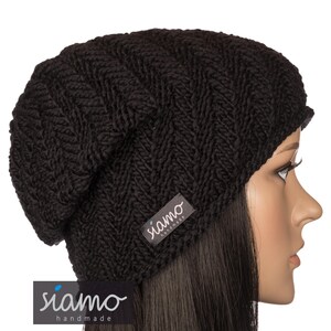 Peut inclure: B&eacute;ret noir en tricot avec un motif en chevron et une petite &eacute;tiquette "siamo handmade".