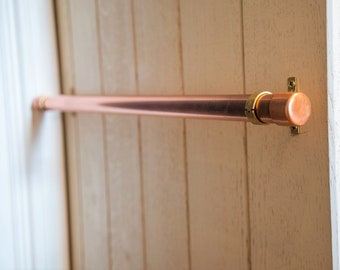 Toallero artesanal de cobre pulido con herrajes de latón (45 cm)