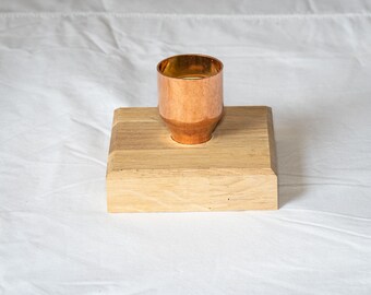 Portavelas de roble artesanal con portavelas de cobre