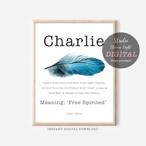 Significado del nombre Charlie para imprimir digitalmente con pluma azul y fuente de máquina de escribir, letrero con el nombre Charlie, decoración de guardería para niños, arte de pared Charlie