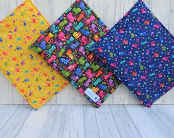 Alfombra acolchada para gatos - Telas brillantes - Capa arrugada opcional y opción de personalización gratuita. ¡Incluye un pateador de hierba gatera a juego!