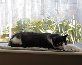 HALSIKTIG kudde för kattfönster. Anpassade storlekar tillgängliga. Gratis personaliseringsalternativ. ANDRA tyguppsättning. Kattgåva. Kattkudde. Kattbädd.