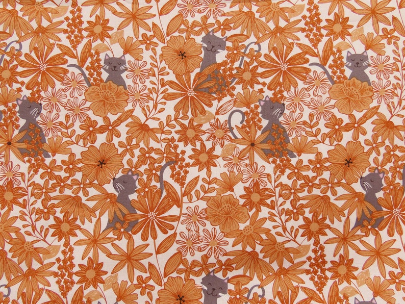 K&ouml;nnte beinhalten: Ein wei&szlig;er Stoff mit einem sich wiederholenden Muster aus orangefarbenen Blumen und grauen Katzen. Die Katzen sitzen in den Blumen und haben die Augen geschlossen.