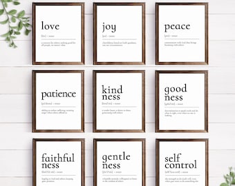 Puede incluir: Conjunto de 10 impresiones de arte de pared imprimibles con texto negro sobre fondo blanco. Cada impresión presenta una palabra y su definición. Las palabras son: amor, alegría, paz, paciencia, bondad, bondad, fidelidad, gentileza y autocontrol.
