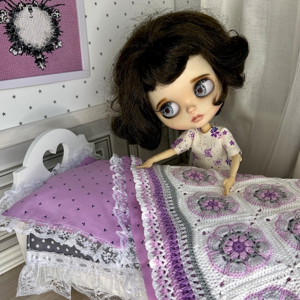 Bed and accessories for Blythe dolls. Bed sheets for Blythe doll.