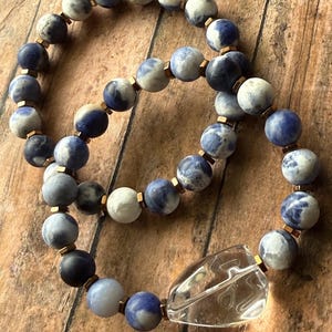 JEANS LEVI'S. Bracciale con perline di sodalite, blu denim, Levi Act II, Cowboy Carter Tour, Virgo Love Songs
