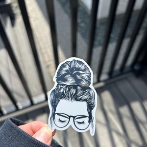 Fille avec un petit pain autocollant | Sticker coquette | Stickers Premium | autocollant d'infirmière | Cadeau d'infirmière