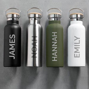 Personalisierte Jungley isolierte 17-Unzen-Trinkflasche mit Bambusdeckel - Vertikal