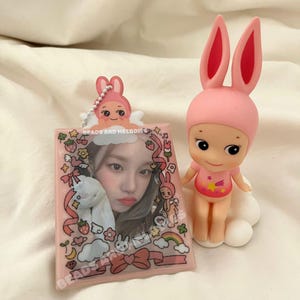 Häschen Engel PVC Kartenhalter | Kpop PC Halter Schlüsselbund | Kaninchen-Fotokartenhalter | Polaroid Halter | Sonny Angel Fan Merch (Beschreibung LESEN)