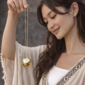 Vergulde bronzen sjamanistische spiegel: klein amulet voor spirituele bescherming, handgemaakt Bali
