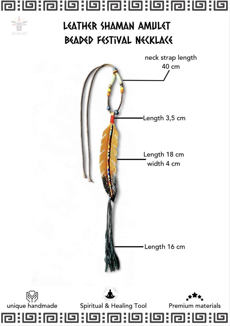 Op de afbeelding: Een kralen festival ketting met een lederen sjamaan amulet en een veer-vormige hanger. De nekband is 40 cm lang. De bovenkant van de hanger is 3,5 cm, de veer is 18 cm lang en 4 cm breed, en de franje onderaan is 16 cm. Tekst: LEATHER SHAMAN AMULET BEADED FESTIVAL NECKLACE.