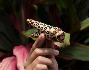 Pipa Kuripe de madera dura / Pirograbado de jaguar / Tapa de bronce / Autoaplicador chamánico Hape