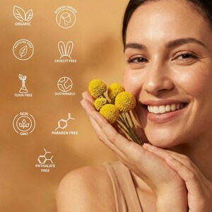 Pu&ograve; includere: Una donna sorride, tenendo in mano un mazzo di fiori gialli. L'immagine include icone e testo che indicano che il prodotto &egrave; biologico, senza pesticidi, cruelty-free, senza tossine, sostenibile, senza OGM, senza parabeni e senza ftalati. Sono visibili anche le parole "Woman Owned".