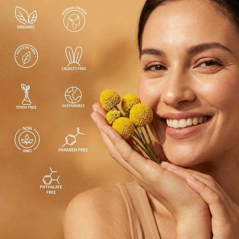 Pu&ograve; includere: Una donna sorride, tenendo in mano un mazzo di fiori gialli. L'immagine include icone e testo che indicano che il prodotto &egrave; biologico, senza pesticidi, cruelty-free, senza tossine, sostenibile, senza OGM, senza parabeni e senza ftalati. Sono visibili anche le parole "Woman Owned".