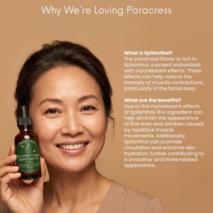 Pu&ograve; includere: Una donna sorride mentre tiene in mano una bottiglia di vetro marrone di Beauty Glow Paracress, Castor, Jojoba Face Oil. La bottiglia ha un contagocce e un'etichetta verde. Il testo dice "Why We're Loving Paracress."