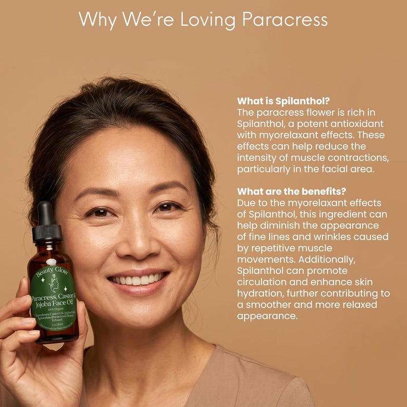 Pu&ograve; includere: Una donna sorride mentre tiene in mano una bottiglia di vetro marrone di Beauty Glow Paracress, Castor, Jojoba Face Oil. La bottiglia ha un contagocce e un'etichetta verde. Il testo dice "Why We're Loving Paracress."