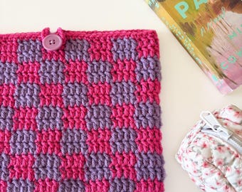crochet checkered book sleeve