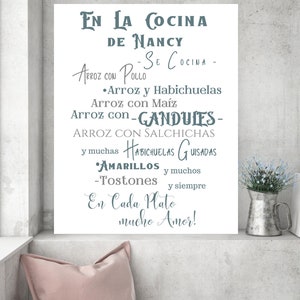 Puede incluir: Un cartel blanco con texto azul que dice "En La Cocina de Nancy - Se Cocina - Arroz con Pollo - Arroz y Habichuelas - Arroz con Maíz - Arroz con - Gandules - Arroz con Salchichas y muchas Habichuelas Guisadas - Amarillos y muchos - Tostones y siempre En Cada Plato mucho Amor!"