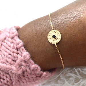 Ethnische Frauen Armbandmedaille Runde und Schwarzer Stein in vergoldet 750/1000 garantiert ohne Nickel hypoallergische Feinkette
