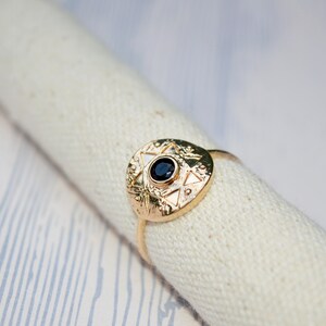 Etnische vergulde ring ronde medaille en Zwarte Steen - cadeau voor haar