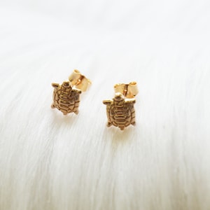 Small chip earrings, little turtle, 18 carat gold plated - girls earrings - gold plated 750 earings