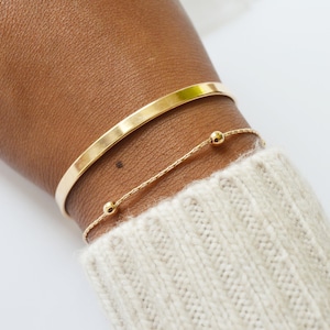 Rigid bangle bracelet in gold plated for women in minimalist style