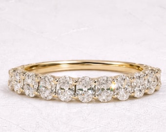 Anillo de boda con diamante ovalado cultivado en laboratorio y engaste de garras en oro de 14k.