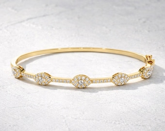 Brazalete tipo brazalete con diamantes engastados en bisel de oro de 14k, diamantes redondos cultivados en laboratorio.