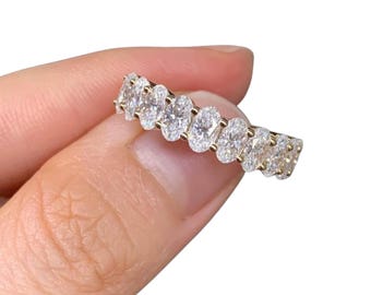 Anillo de eternidad ovalado con diamantes de laboratorio, media alianza de boda de oro de 14 quilates.