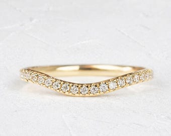 Alianza de boda curva de oro de 14k con diamantes de laboratorio: anillo apilable en forma de V.