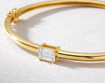 Pulsera rígida de oro de 14 quilates con diamante cultivado en laboratorio de talla esmeralda.
