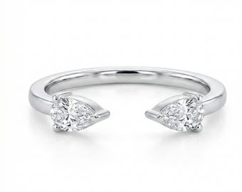 Anillo de boda minimalista apilable con diamantes cultivados en laboratorio y forma de pera abierta.