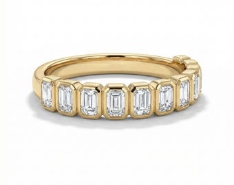 Anillo apilable con alianza de diamantes talla esmeralda en oro de 14k y engaste biselado.