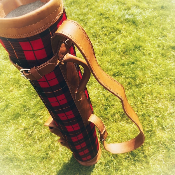 Retro Reborn Tartan Vintage Stil braune Lederbesatz Golftasche mit 2 x Golfball Tasche Schottenmuster, Kilt Muster, Sonntag Golftasche