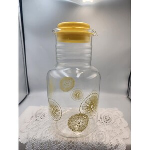 Jarra de jugo Pyrex Vintage con forma de rodaja de limón, 2 cuartos de galón, de vidrio con tapa amarilla, modelo 3520.