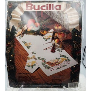 Kit de punto de cruz estampado para camino de mesa con música navideña de Bucilla vintage 62981