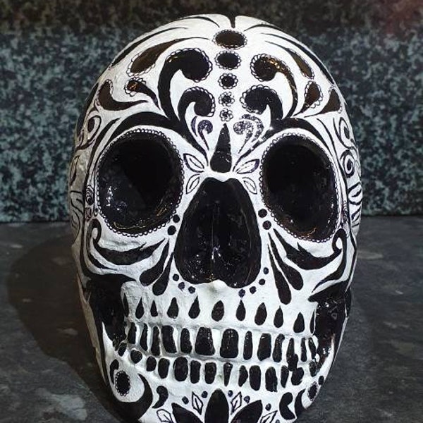 Crâne de sucre candi noir et blanc. Moulé à la main et peint au jour de la conception morte. Ornement, cosplay, halloween, accessoire, serre-livres